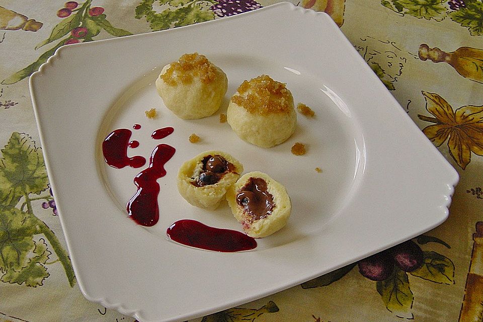 Topfenknödel mit Heidelbeer-Nougat-Füllung