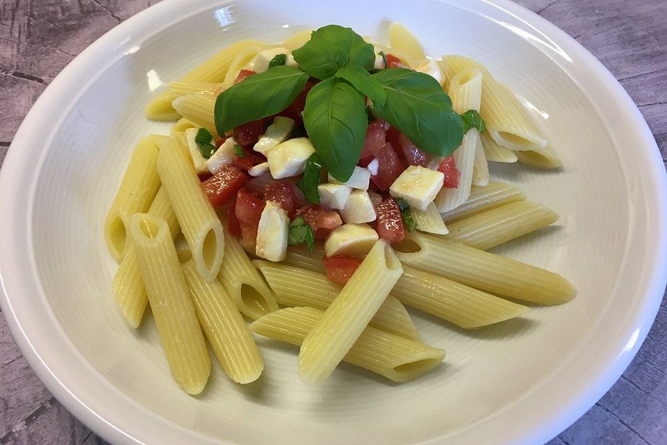 Kalte Tomaten-Mozzarella Pastasauce