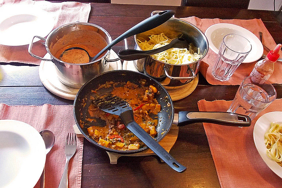 Bandnudeln mit Kürbis-Paprika-Champignons