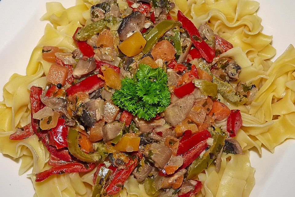 Bandnudeln mit Kürbis-Paprika-Champignons