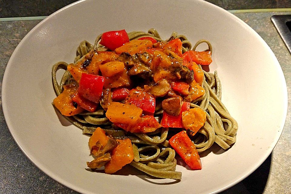 Bandnudeln mit Kürbis-Paprika-Champignons