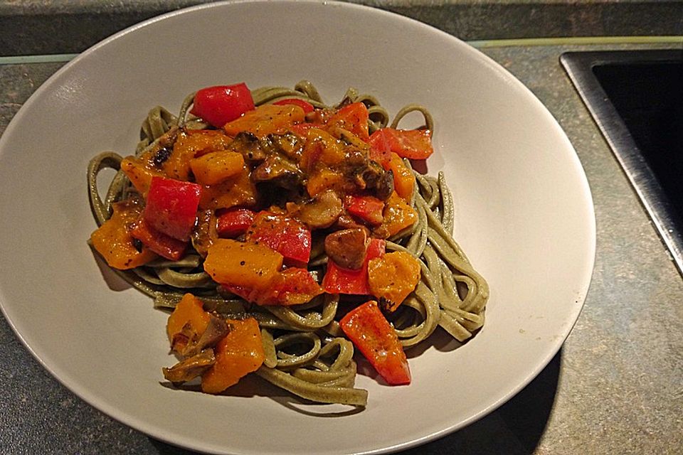 Bandnudeln mit Kürbis-Paprika-Champignons