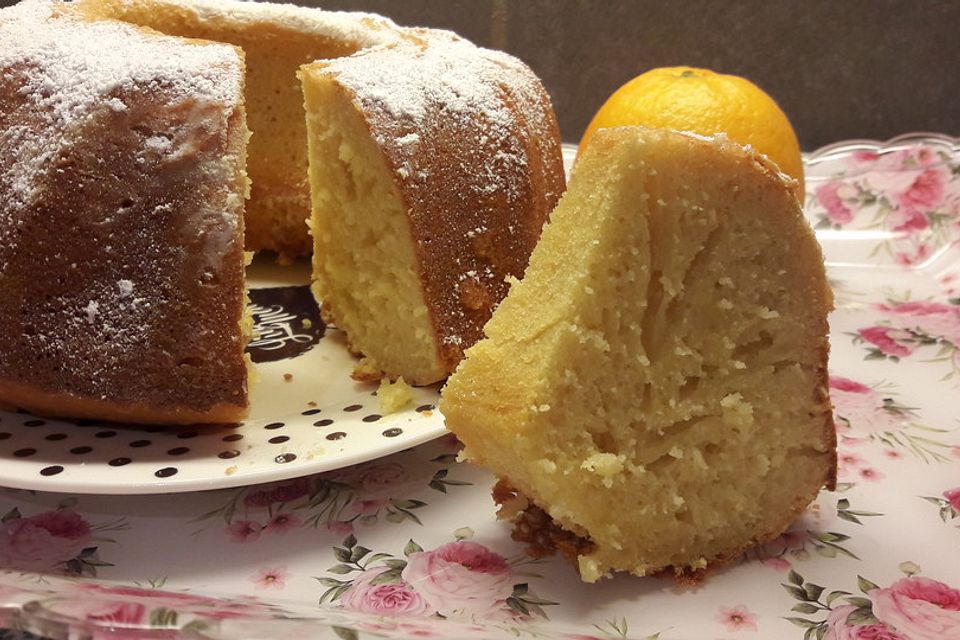 Napfkuchen mit Orangensaft