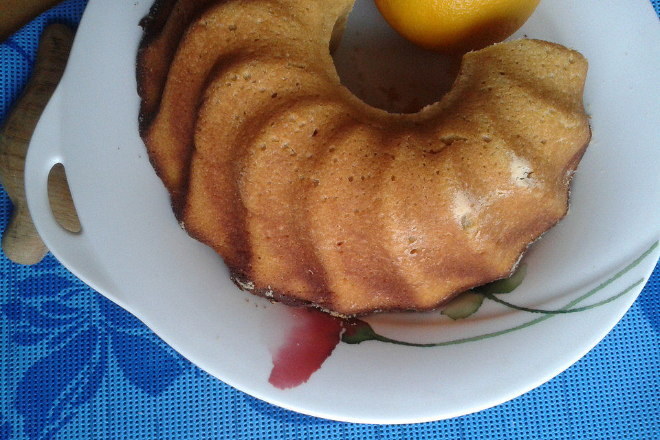 Napfkuchen mit Orangensaft