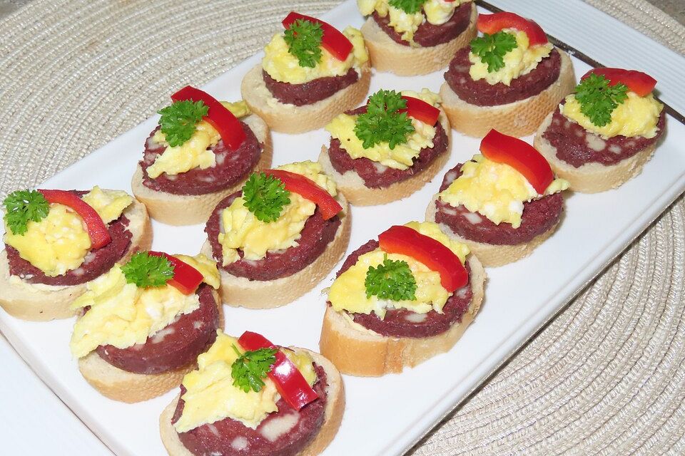 Canapés mit Blutwurstrollen