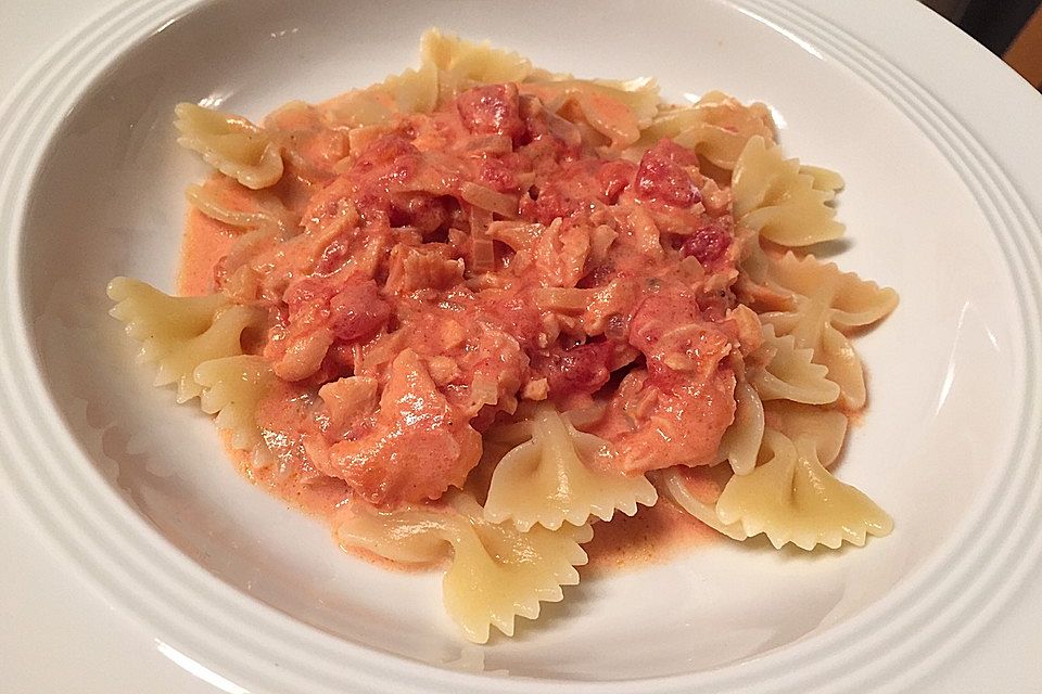 Farfalle mit Räucherlachssoße à la Gabi