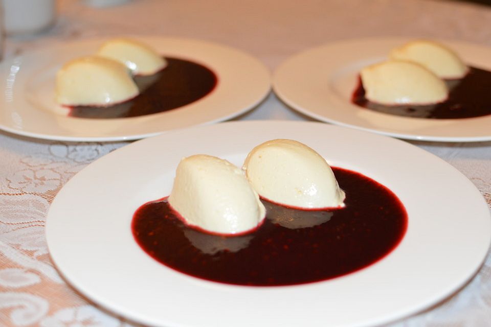 Weiße Mousse au chocolate mit Himbeerpüree