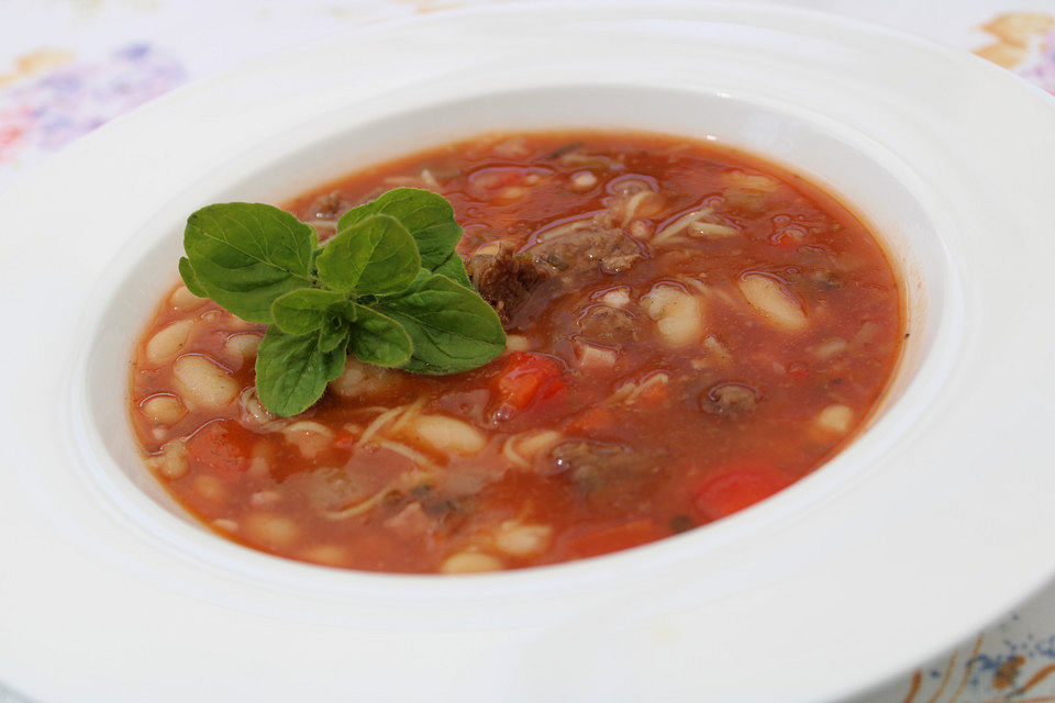 Gulaschsuppe mit Bohnen und Tomaten