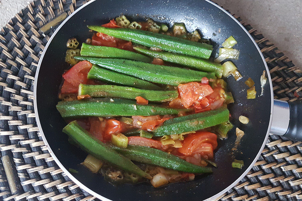 Pikantes Okra-Tomaten-Gemüse