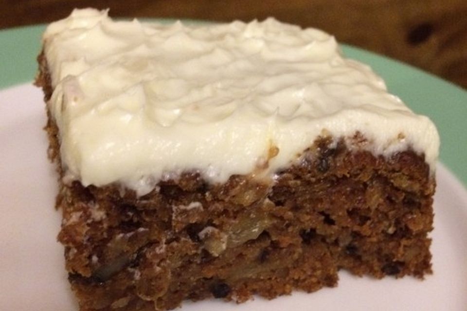 Amerikanischer Gewürzmöhrenkuchen mit Frischkäsetopping