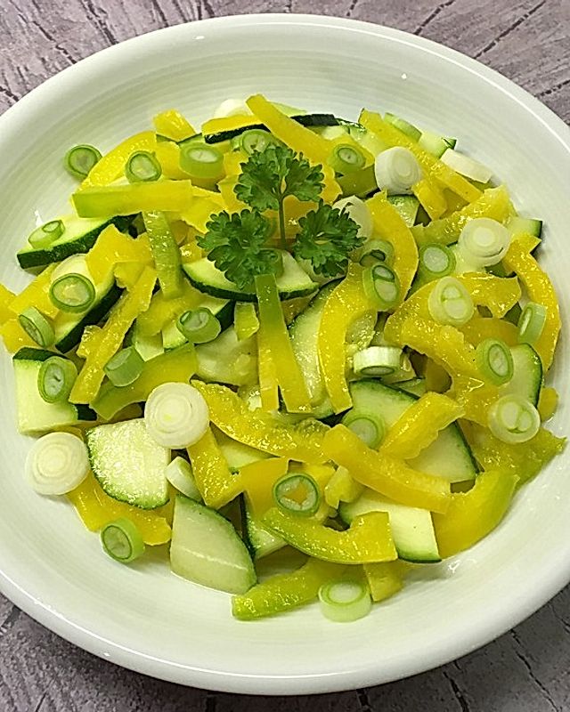 Zucchini-Paprika-Salat