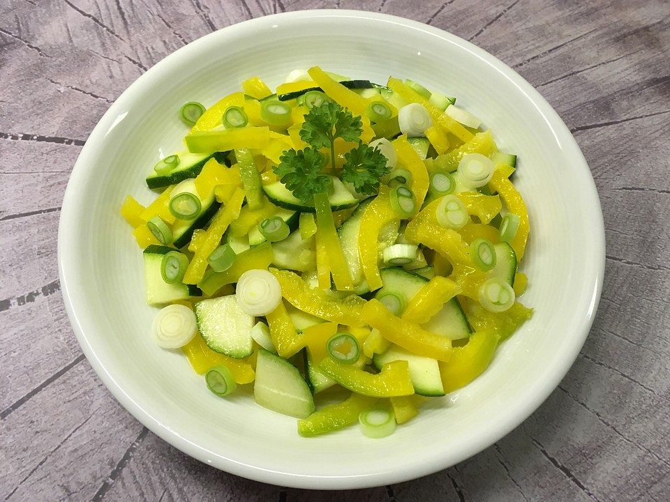 Zucchini-Paprika-Salat von sandybella| Chefkoch