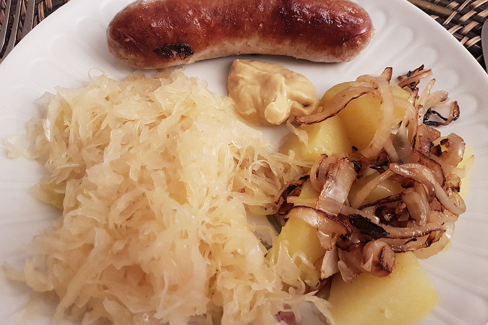 Sauerkraut mit Bratwurst