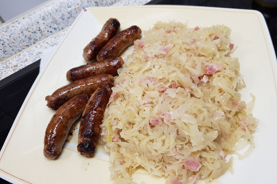 Sauerkraut mit Bratwurst