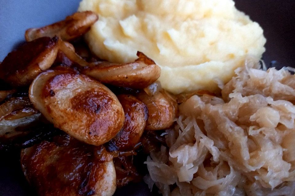 Sauerkraut mit Bratwurst