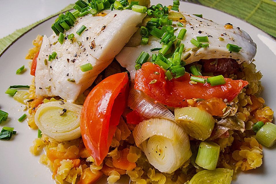 Fisch mit Lauch und Tomaten auf Linsenbett