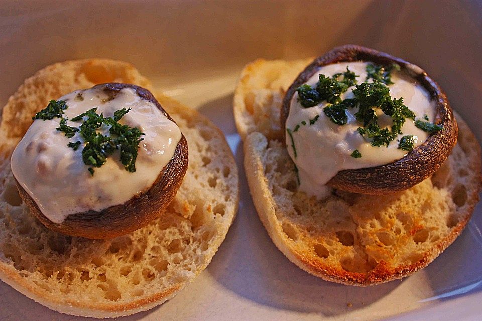 Champignons mit Anchovis auf Toast