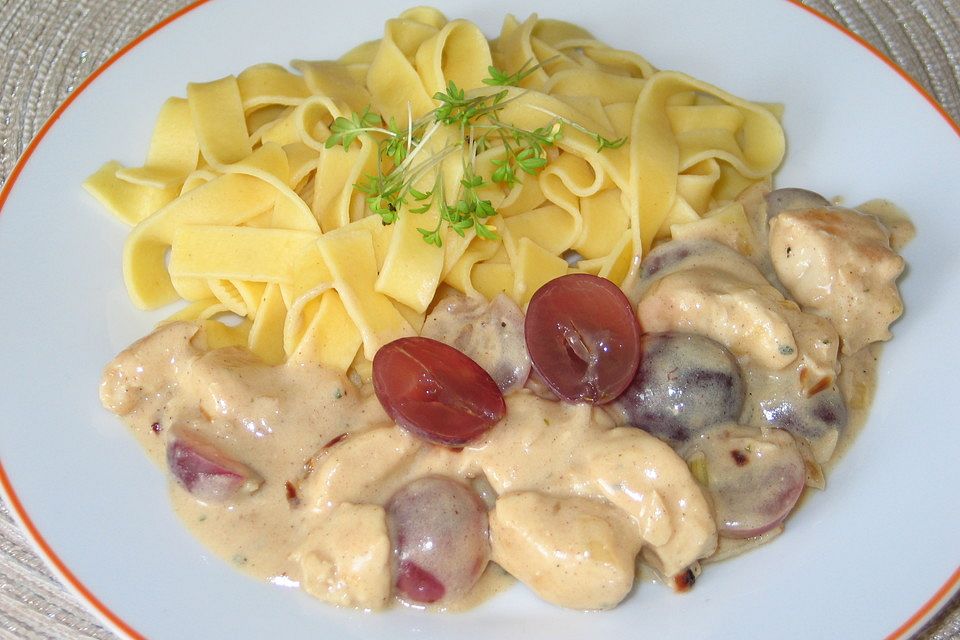 Hähnchenbrustwürfel an Trauben-Zimt-Sauce