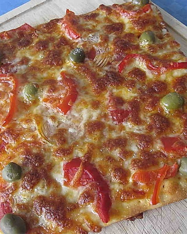 Pizza mit Pecorino und Oliven