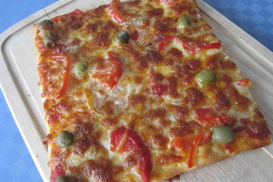 Pizza mit Pecorino und Oliven