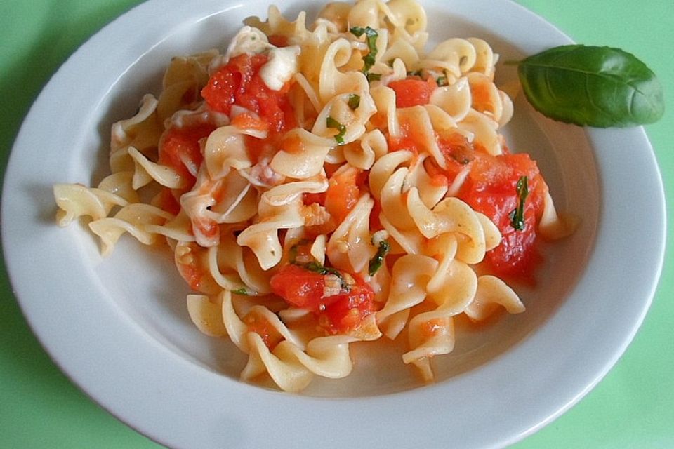 Mozzarella-Tomaten-Soße zu Fusilli