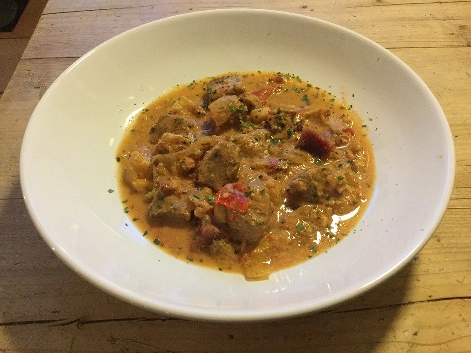 Schweinegulasch aus dem Römertopf