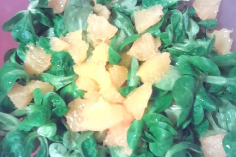 Feldsalat mit Orangen und Sonnenblumenkernen