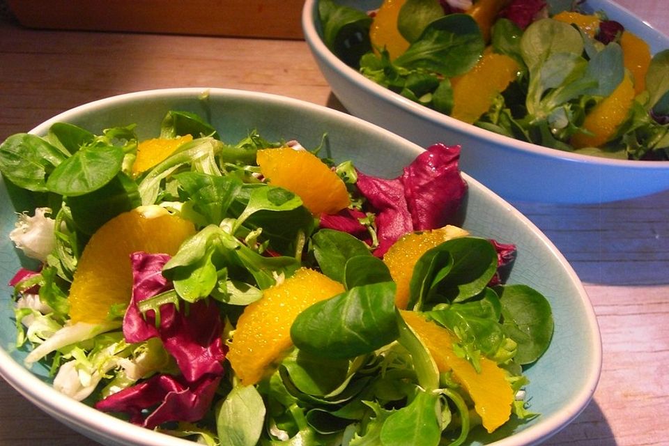 Feldsalat mit Orangen und Sonnenblumenkernen