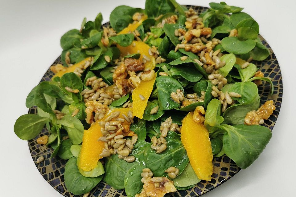 Feldsalat mit Orangen und Sonnenblumenkernen