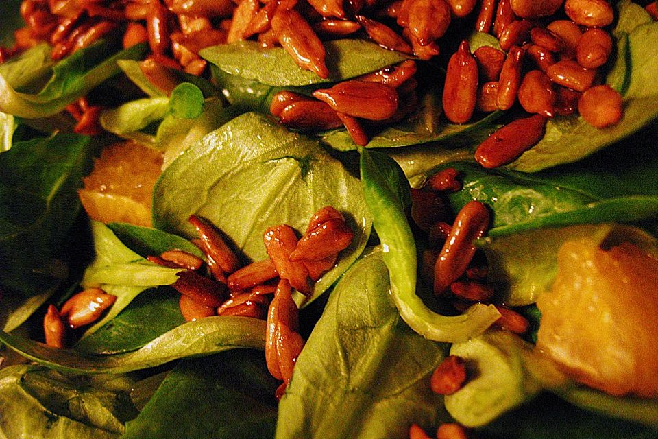 Feldsalat mit Orangen und Sonnenblumenkernen