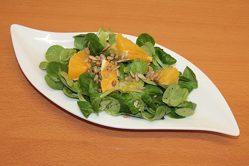 Feldsalat mit Orangen und Sonnenblumenkernen