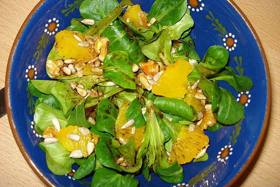 Feldsalat mit Orangen und Sonnenblumenkernen