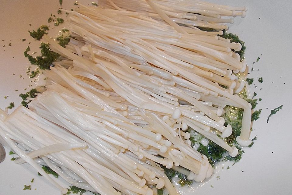 Enoki-Pilze in Trüffelbutter und Petersilie