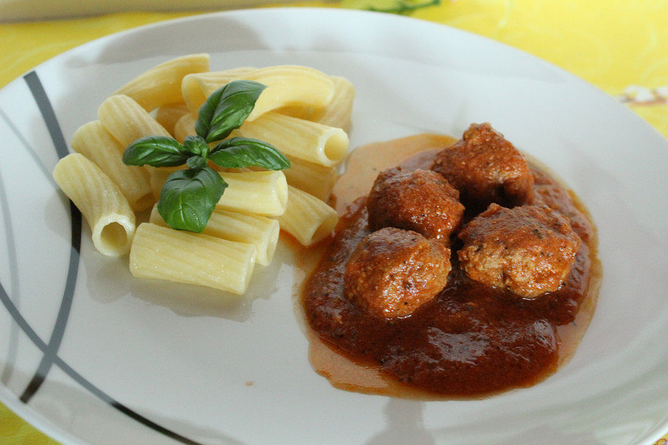 Fleischbällchen in Tomatensauce