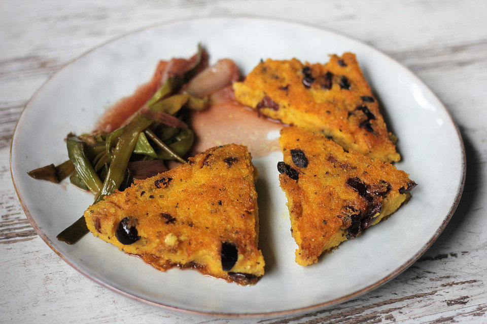 Frühlingszwiebeln in Portwein glasiert, mit Oliven-Polenta nach Hertas Art