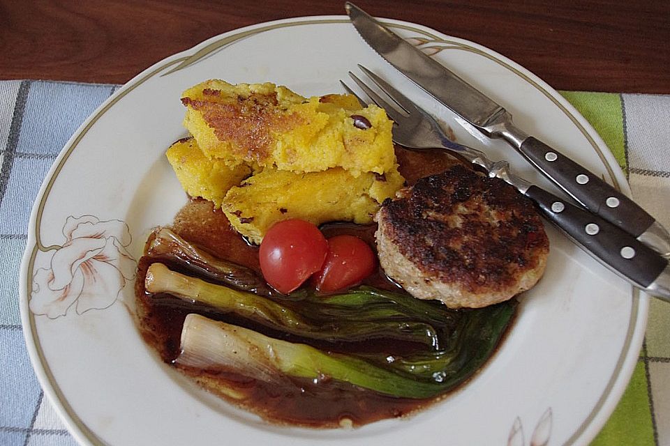 Frühlingszwiebeln in Portwein glasiert, mit Oliven-Polenta nach Hertas Art