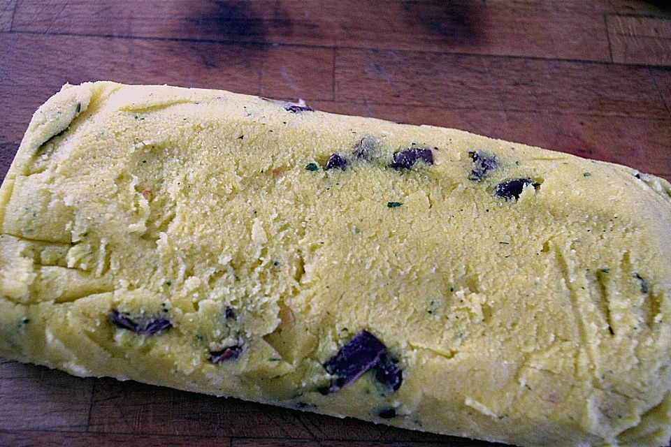 Frühlingszwiebeln in Portwein glasiert, mit Oliven-Polenta nach Hertas Art