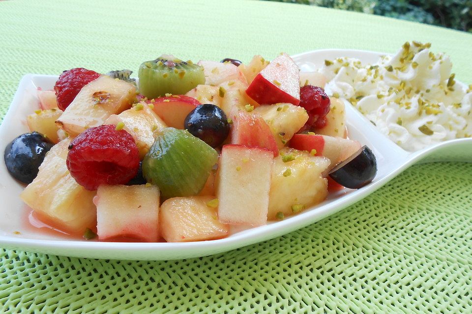 Ananassalat mit Eierlikörsahne