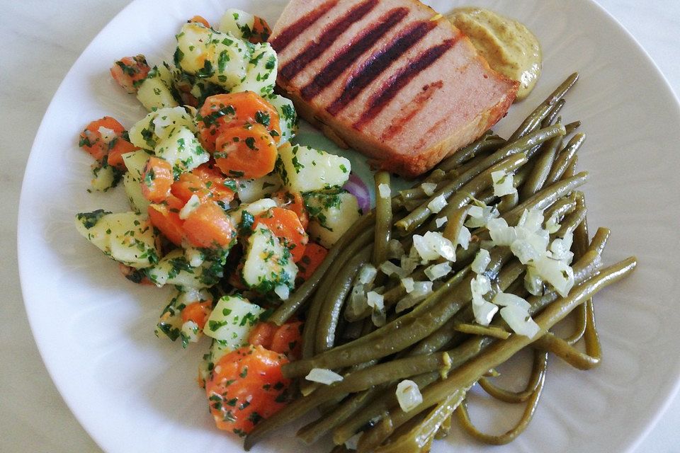 Grüne Bohnen mit Zwiebeln in Butter geschwenkt