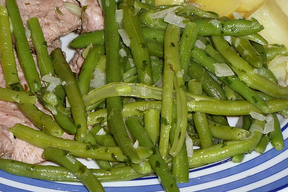 Grüne Bohnen mit Zwiebeln in Butter geschwenkt