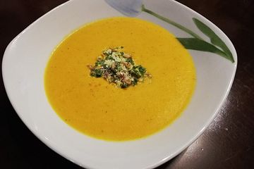 Karotten-Orangen-Suppe mit Dattelgremolata