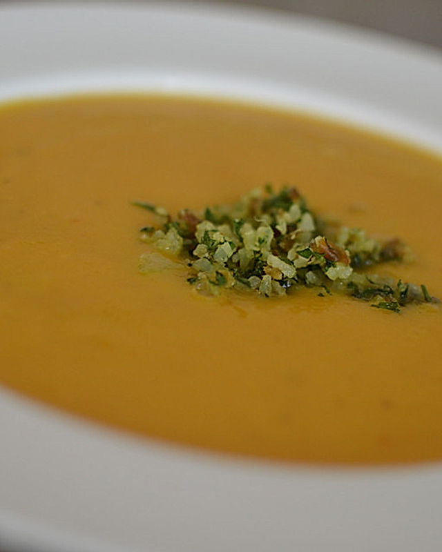 Karotten-Orangen-Suppe mit Dattelgremolata