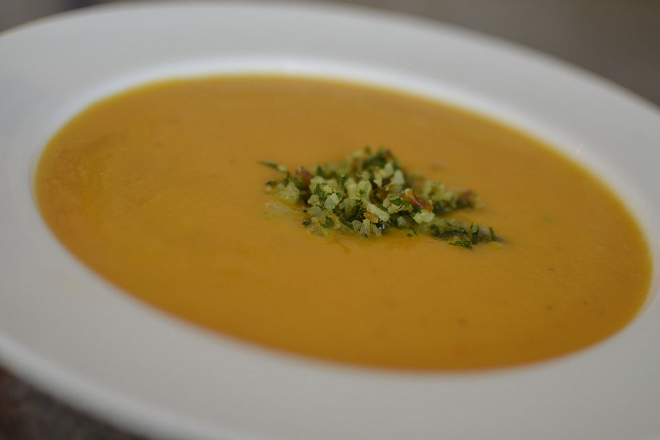 Karotten-Orangen-Suppe mit Dattelgremolata