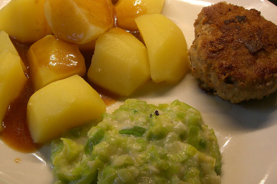 Rahmporree mit Salzkartoffeln und Buletten