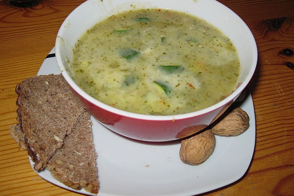 Ricardos Spitzwegerich-Brennnessel-Zucchini Suppe