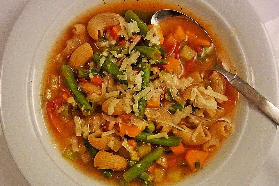 Sayas leichte Minestrone