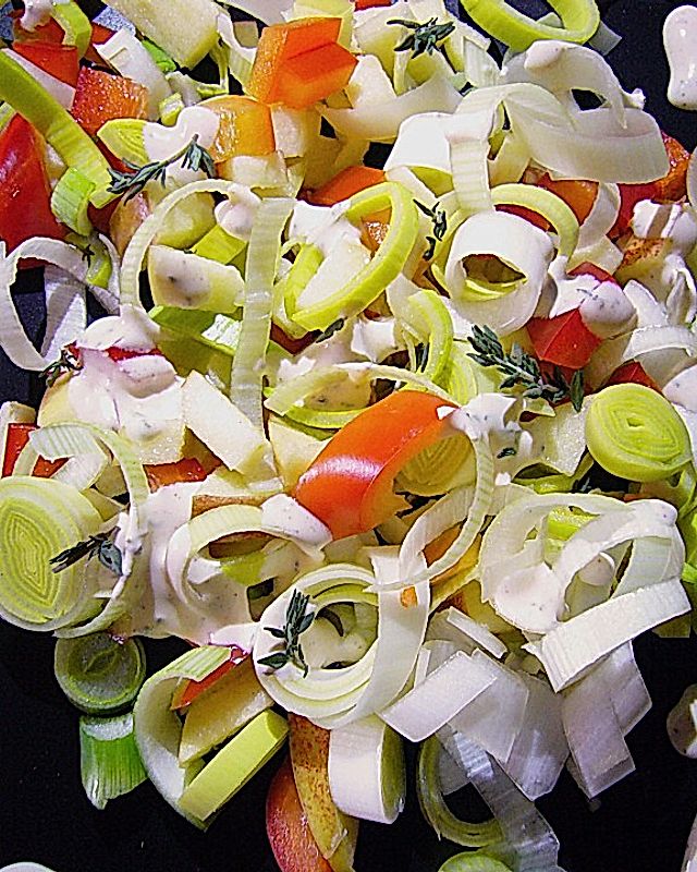 Apfel-Lauch-Salat mit roter Paprika