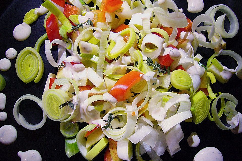 Apfel-Lauch-Salat mit roter Paprika