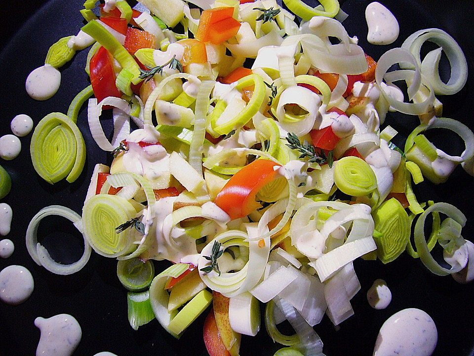 Apfel-Lauch-Salat mit roter Paprika von knobichili| Chefkoch