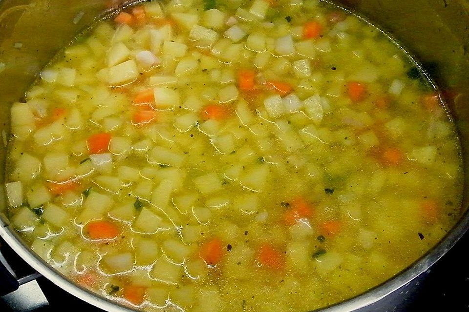 Kartoffelcremesuppe mit Bockwürsten